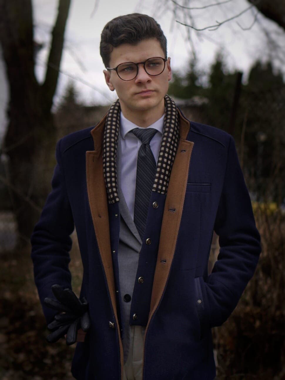 Mateusz Blachnierek modnie i elegancko ubrany mężczyzna